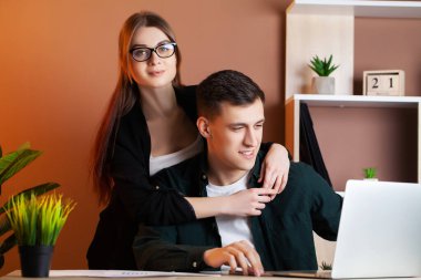 Çalışan anlaşmayı imzalamak için olumlu bir numara öneriyor