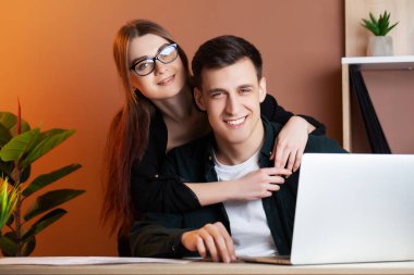 Çalışan anlaşmayı imzalamak için olumlu bir numara öneriyor