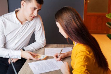 Çalışan, uygun bir sözleşme imzalamak için rüşvet teklif etti.