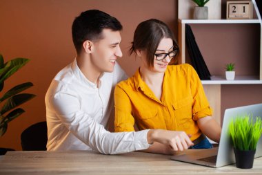 Çalışan anlaşmayı imzalamak için olumlu bir numara öneriyor