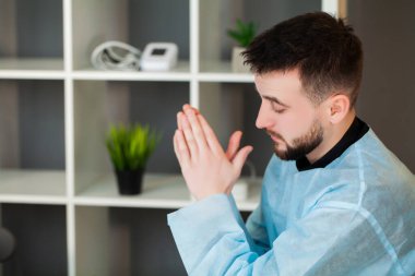 Üzgün hasta, hayal kırıklığı yaratan teşhisi öğrendi.