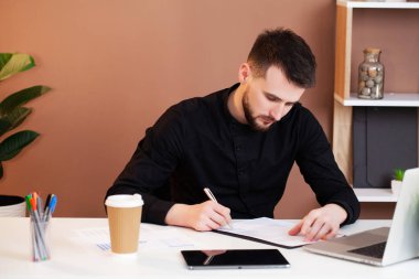 ofis dizüstü bilgisayarda çalışan adam.