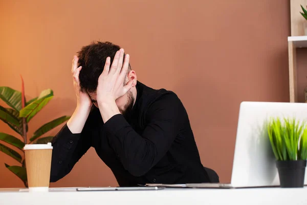 Frustrat tânăr om de afaceri care lucrează pe laptop la birou — Fotografie, imagine de stoc