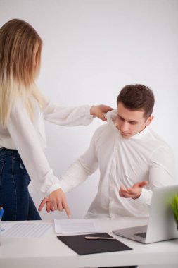 Kızgın müşterinin şirketin müdürüyle bir anlaşmazlığı var.