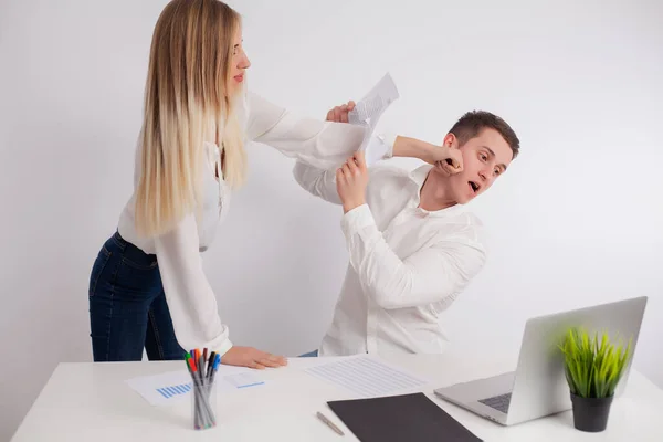 Cliente enojado tiene un conflicto con el gerente de la empresa — Foto de Stock