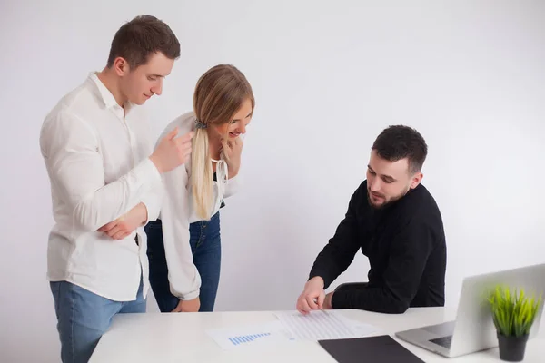 Partners discuss the project of work in the companys office. — Stock Photo, Image