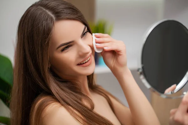 Kobieta przygotowuje się do pracy robi poranny makijaż w lustrze w łazience w domu — Zdjęcie stockowe