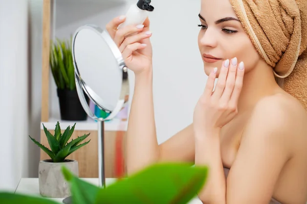 Mulher se preparando para o trabalho fazendo maquiagem matinal no espelho do banheiro em casa — Fotografia de Stock