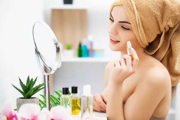 Vrouw klaar voor werk doen ochtend make-up in badkamer spiegel thuis — Stockfoto