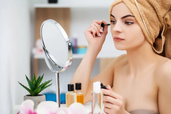 Mujer preparándose para el trabajo haciendo maquillaje matutino en el espejo del baño en casa — Foto de Stock