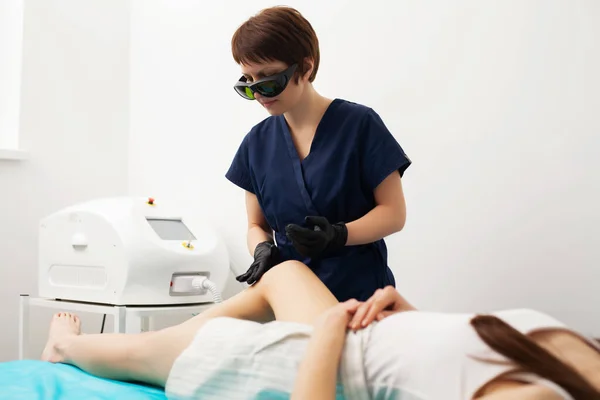 Woman getting laser treatment in a beauty salon. — Stock fotografie