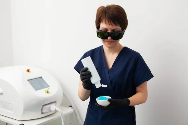 Mulher recebendo tratamento a laser em um salão de beleza . — Fotografia de Stock