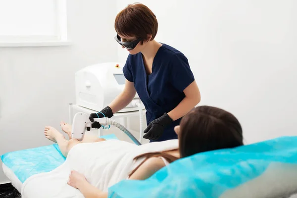 Woman getting laser treatment in a beauty salon. — Stock fotografie