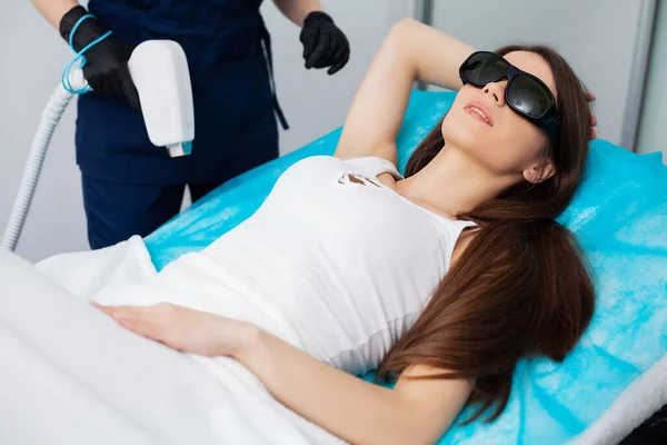 Mulher recebendo tratamento a laser em um salão de beleza . — Fotografia de Stock