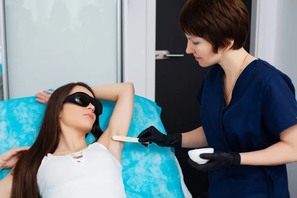 Kobieta leczona laserowo w salonie piękności. — Zdjęcie stockowe