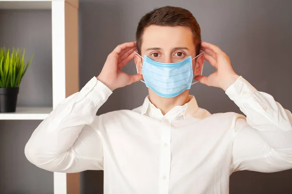 Man wearing a protective mask for protection from coronavirus — Stock Photo, Image