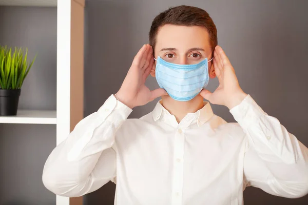 Man wearing a protective mask for protection from coronavirus — Stock Photo, Image