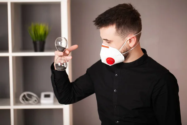 Man is wearing a mask for protection from coronavirus — Stock Photo, Image