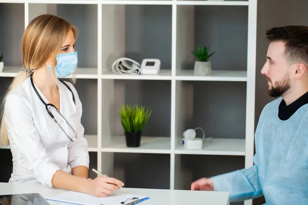Doctor takes a patient in hospital office — Stock Photo, Image