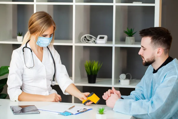 Doctor takes a patient in hospital office — Stock Photo, Image