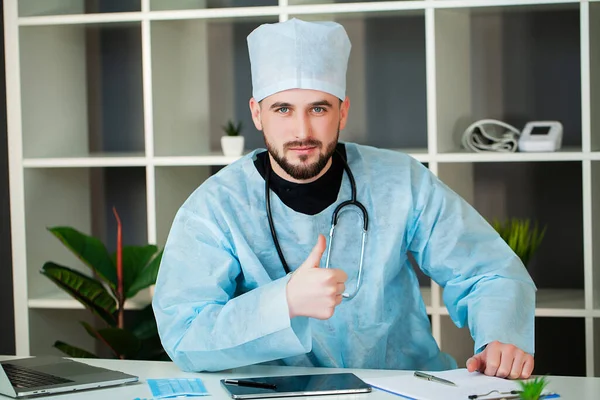 Médico trabalha em uma mesa no escritório de clínicas . — Fotografia de Stock