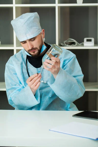 O médico entra numa solução injetável numa seringa — Fotografia de Stock