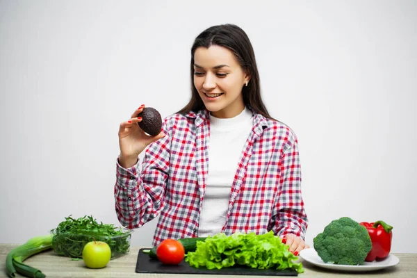 Conceito de dieta e saudável comer menina com legumes no fundo da parede branca — Fotografia de Stock