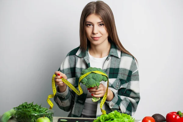 Conceito de dieta e saudável comer menina com legumes no fundo da parede branca — Fotografia de Stock