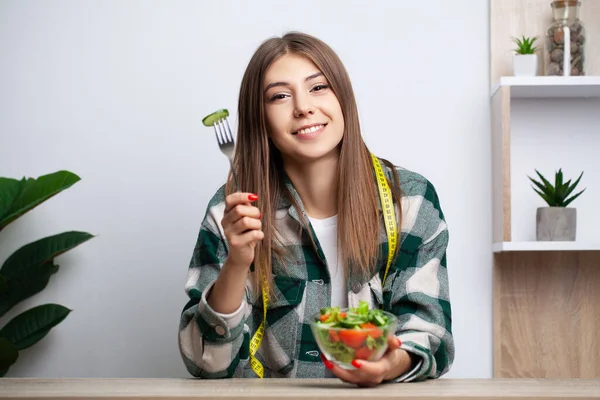 Menina come salada de legumes com muitas vitaminas — Fotografia de Stock