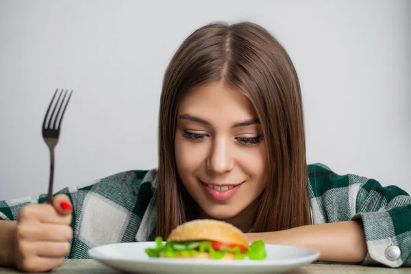 Καλό κορίτσι θέλει να φάει χάμπουργκερ επιβλαβές — Φωτογραφία Αρχείου