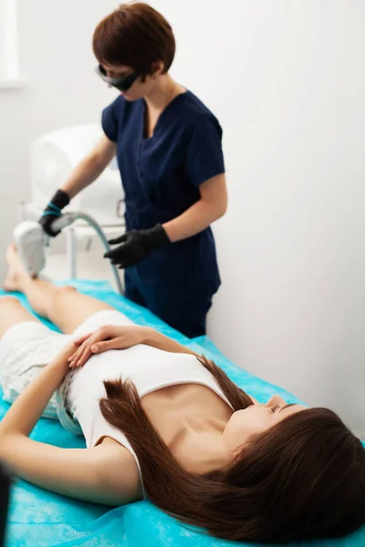 Vrouw krijgen laser behandeling in een schoonheidssalon. — Stockfoto