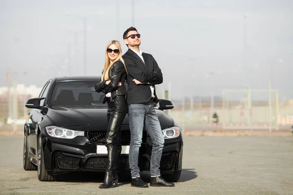 Счастливая молодая пара выбирает и покупает новую машину для семьи . — стоковое фото