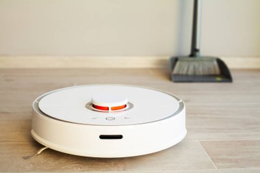 Parlak Odadaki Robot Temizleyici ve Süpürge Karşılaştırması