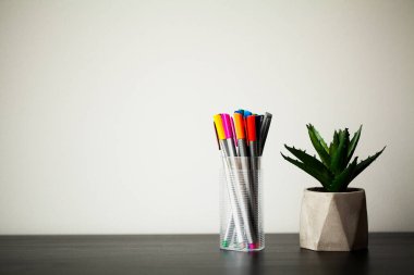 İç malzemeler parlak bir odada bir masanın üzerinde duruyor.