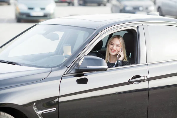 Jovem mulher feliz comprou novo carro moderno — Fotografia de Stock