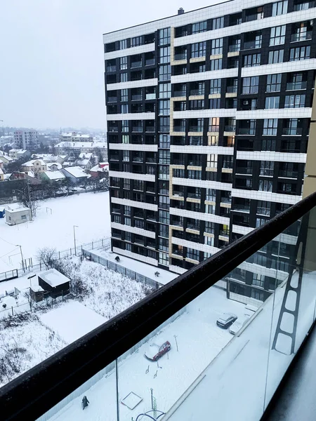 Vista de uma janela para uma rua coberta de neve no inverno — Fotografia de Stock