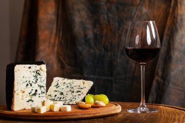 Gorgonzola piccante italyan mavi peyniri, yağsız ineklerden yapılır..