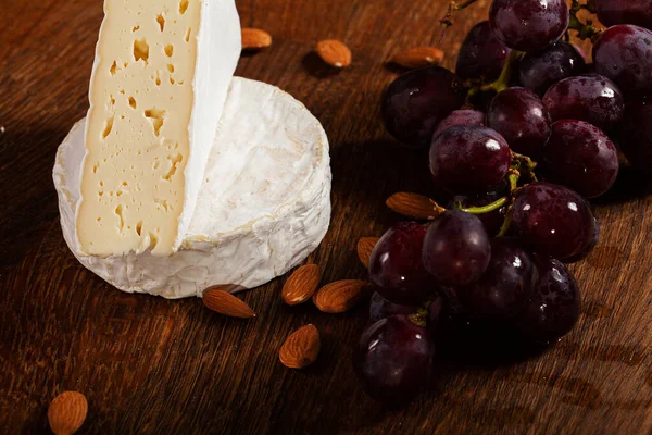 Queijo camembert ou brie sobre fundo de madeira . — Fotografia de Stock