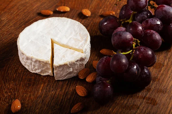 Camembert ost eller brie på træ baggrund . - Stock-foto