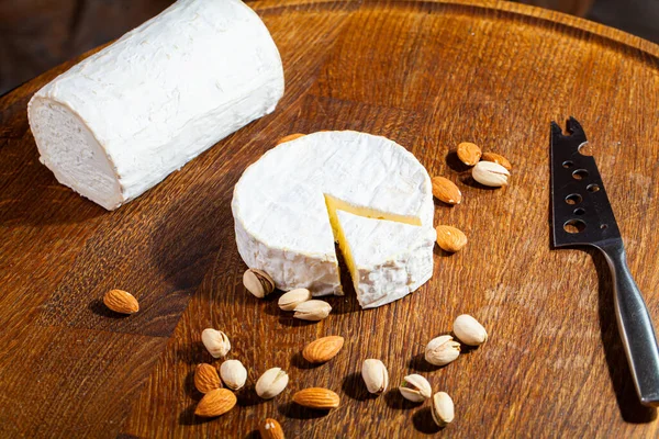 Queijo camembert ou brie sobre fundo de madeira . — Fotografia de Stock