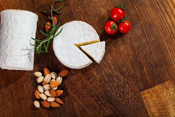 Queijo camembert ou brie sobre fundo de madeira . — Fotografia de Stock