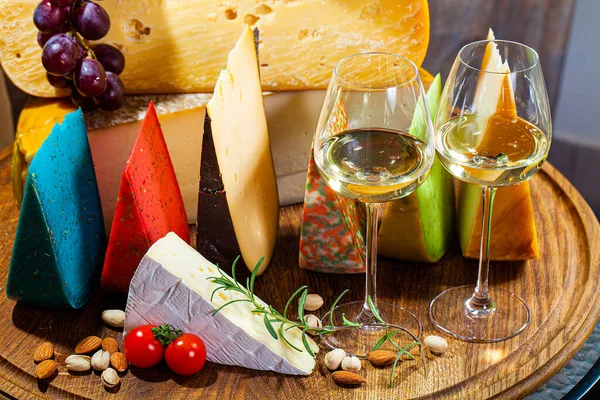 Verschillende soorten kaas op keukentafel. — Stockfoto