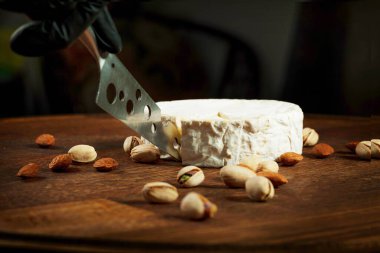 Ahşap bir arka planda pahalı seçkin peynir.