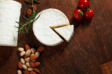 Ahşap bir arka planda pahalı seçkin peynir.