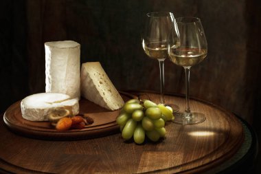 Ahşap bir arka planda pahalı seçkin peynir.