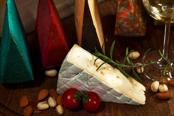 木製の背景にチーズのエリート品種 — ストック写真