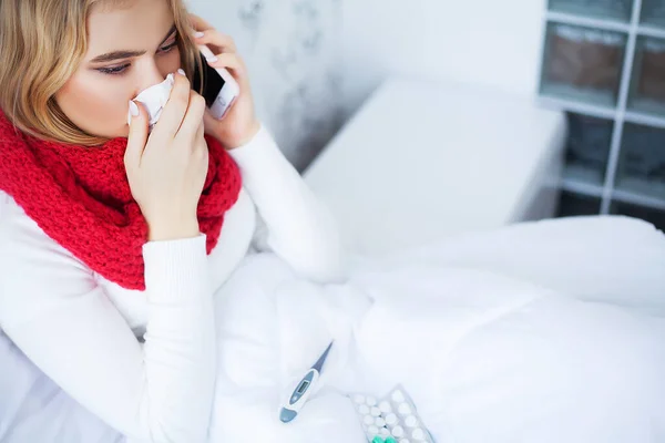 Sick woman with virus is treated at home — Stock Photo, Image