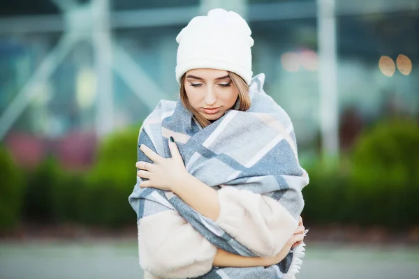 Chora kobieta na ulicy cierpi na objawy przeziębienia. — Zdjęcie stockowe