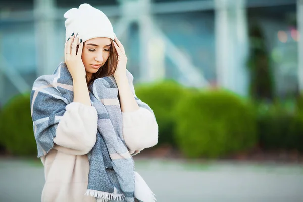 Больная женщина на улице страдает от симптомов простуды — стоковое фото