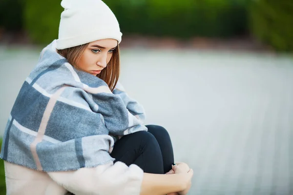 Sick woman on the street suffers symptoms of a cold virus — Stock Photo, Image